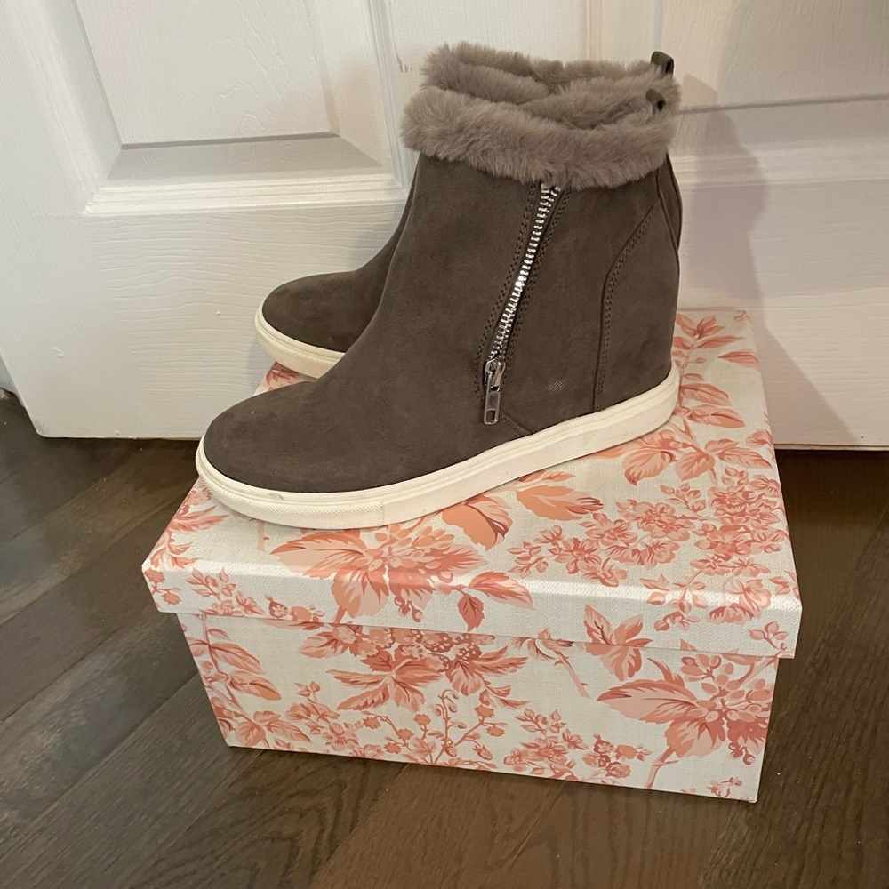 Grey madden girl fur trim sneakers